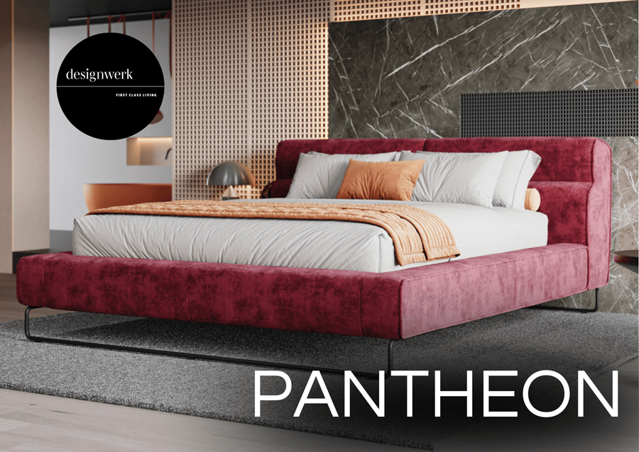 Bett in rotem Polster und Aufschrift "Pantheon"